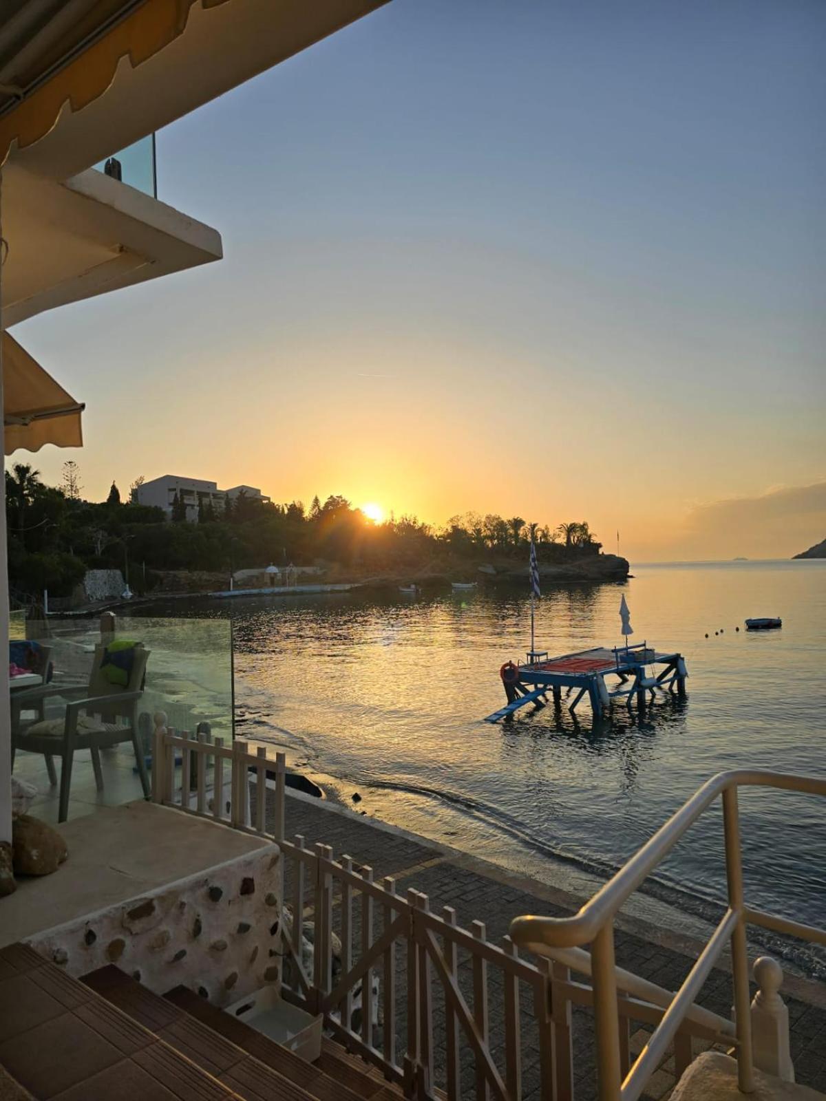 Komissa΄S Beach House Agia Pelagia Екстериор снимка